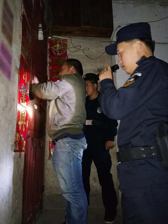 湘潭粗心妈妈误将幼女锁家中 